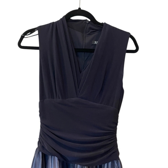 SLNY Women's Navy V-neck Embroidered Lace Sleeveless Formal Dress Size: 8 - Picture 5 of 13